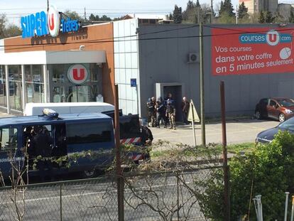 Un hombre armado permanece encerrado junto a un número indeterminado de rehenes en un supermercado de Trèbes, una localidad en el departamento francés de Aude, en el sureste del país En la imagen, agentes de la policía en el exterior del Super U, en Trèbes.