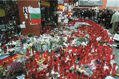 La estación de Atocha fue, después del cruel atentado del 11 de marzo, la catedral laica del dolor. Miles de velas encendidas, de mensajes solidarios, se colgaron de sus muros o tapizaron el suelo del vestíbulo de la estación formando una pradera de cilindros rojos. También durante meses acudieron allí, al punto cero de la tragedia, ciudadanos de todo el mundo para expresar su pésame y su dolor por el mayor atentado de la historia de España.