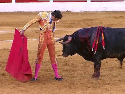 Miguel Ángel Perera, ante el toro 'Retama', al que se le dio la vuelta al ruedo.