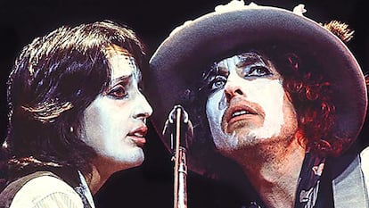 Bob Dylan y Joan Báez en una escena de 'Rolling Thunder Revue', de Martin Scorsese.