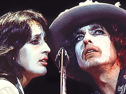 Bob Dylan y Joan Báez en una escena de 'Rolling Thunder Revue', de Martin Scorsese.