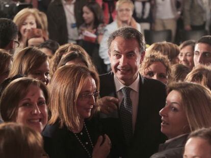Zapatero, rodeado de candidatas socialistas a las pasadas municipales y autonómicas.
