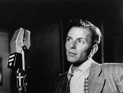 Frank Sinatra en unos estudios de grabación.
