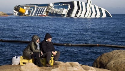 El crucero Costa Concordia permanece escorado.