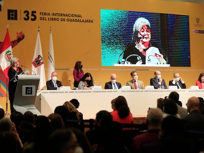 La escritora chilena Diamela Eltit habla luego de recibir el premio de Literatura de la FIL, en la última edición de la Feria.