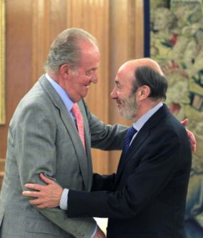 El Rey saluda a Rubalcaba, al comienzo de la reuni&oacute;n.