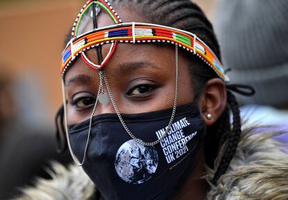 Una manifestante con una máscara de la COP26 asiste a la marcha de los 'Viernes por el Futuro' durante la Conferencia de las Naciones Unidas sobre el Cambio Climático (COP26), en Glasgow, Escocia.