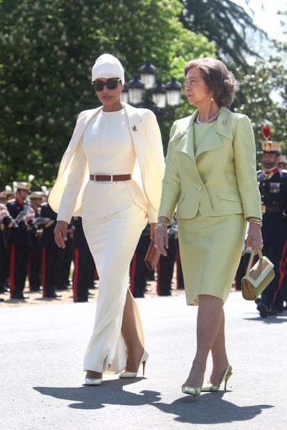 La Reina doña Sofía y Mozah Bint Nasser, esposa del emir de Catar, a su llegada al aeropuerto de Madrid-Barajas.