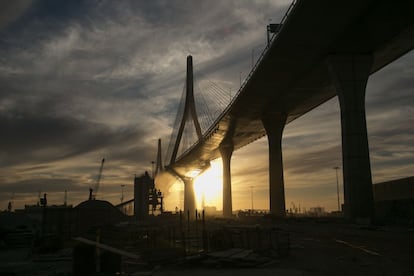 Una vista del nuevo puente desde el polígono industrial San Pedro, en Cádiz.