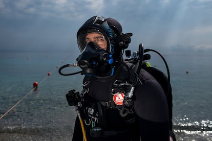 Retrato de Emilio Mancuso, biólogo del equipo de Ocean Reef Group a cargo de todo el proceso de cultivo dentro de las biosferas del Jardín de Nemo.