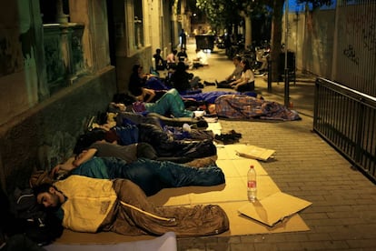 A les sis del matí acabava el termini donat pel Tribunal Superior de Justícia de Catalunya per desallotjar els col·legis i impedir la seva obertura. A aquesta hora començava també a ploure intensament en algunes zones de Barcelona.