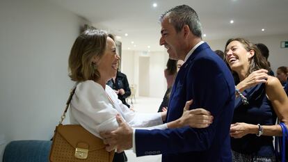 La secretaria general del PP, Cuca Gamarra, saluda al vicepresidente de Canarias, Manuel Domínguez, en el desayuno informativo organizado por Europa Press este jueves en Madrid.