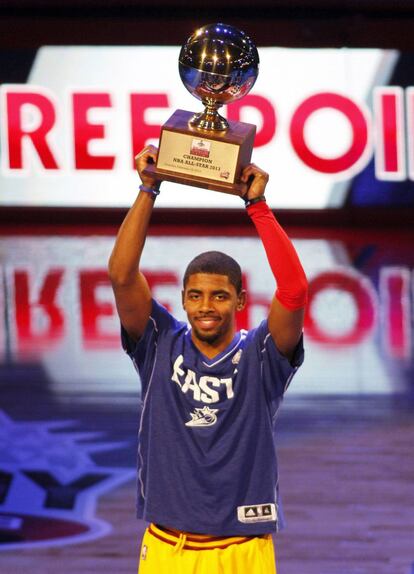 Kyrie Irving sostiene el trofeo de campeón del concurso de triples.