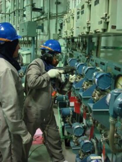 Operarios de la central nuclear de Garoña, cerrada desde diciembre.