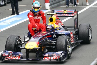 Mark Webber tuvo que llevar en su coche a Fernando Alonso, ya que el coche del español se quedó sin gasolina en la vuelta después de llegar a meta