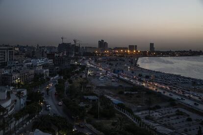 Vista aérea del centro de Trípoli, parece un lugar tranquilo, seguro, controlado por una de las cuatro grandes brigadas paramilitares que manejan el poder real de la capital. “La apariencia de tranquilidad es engañosa”, explica un experto en seguridad extranjero.