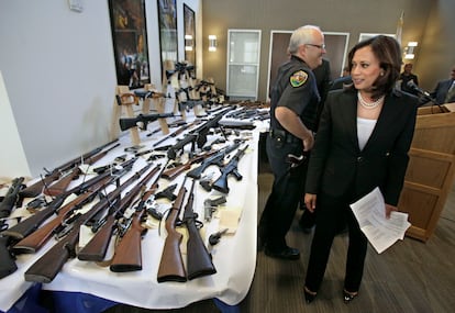 哈里斯查看了 2011 年 6 月 16 日在加州薩克拉門托從被禁止合法擁有槍支的人手中繳獲的一些槍支。