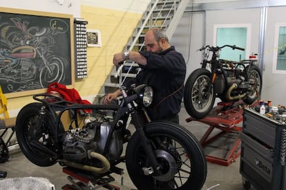 Marcos Castro, mecánico de Cafe Racer Dreams, modifica una BMW R100 cuyo destino final será París.