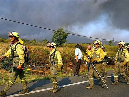 Una brigada forestal de Daroca (Zaragoza) se dirige hacia un incendio en Verín (Ourense) el pasado 20 de agosto.