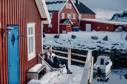 Una mujer en una cabaña de pesca ('rorbu') en Henningsvaer.