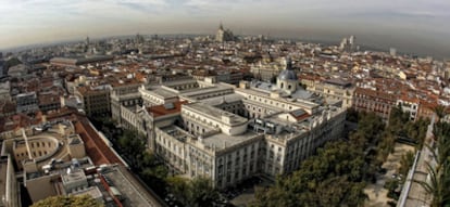 Imagen de la boina de contaminación que cubría ayer la capital.