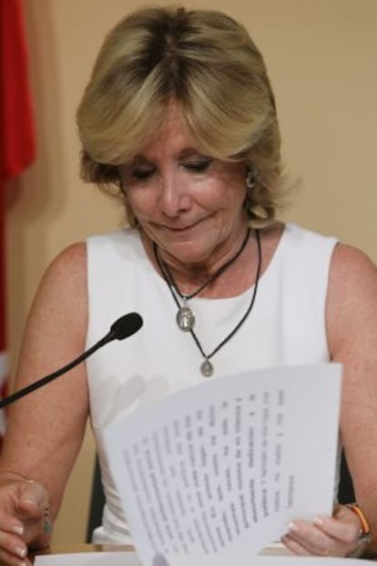 Esperanza Aguirre holding back her emotions at today&#039;s news conference. 