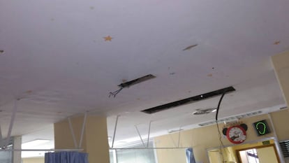 Foto cedida por Satse con el estado en que ha quedado el techo de la UCI de pediatría del Hospital 12 de Octubre.