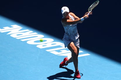 Ashleigh Barty devuelve de revés durante un partido de esta semana en Melbourne.