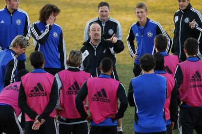 Rafa Benítez da instrucciones a sus jugadores durante el entrenamiento