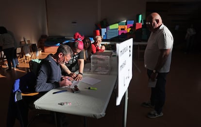 Un hombre ejerce su derecho al voto en el colegio público de Otxandio, Bizkaia. 