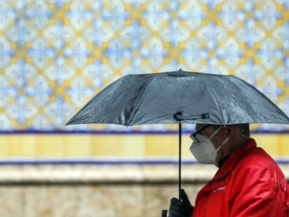 Un hombre se protege con un paraguas de la lluvia, el 15 de abril en Valencia.