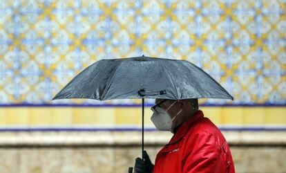 Un hombre se protege con un paraguas de la lluvia, el 15 de abril en Valencia.