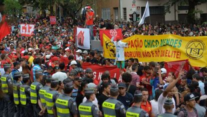 Grupo de sem-teto em protesto na zona oeste de São Paulo.