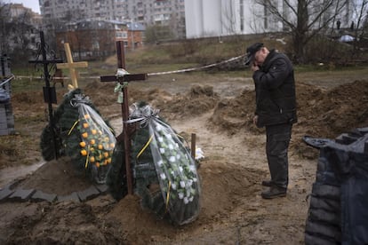 Oleg, de 56 años, llora a su madre, Inna, de 86 años, muerta en la ciudad de Bucha, en las afueras de la capital ucrania. Ucrania ha anunciado que se han descubierto más de 1.200 cuerpos en la región de Kiev, al norte del país. El territorio en el que se encuentra la capital estuvo durante semanas ocupado por las tropas rusas y tras su retirada se han localizado cientos de cadáveres de civiles, muchos con signos de tortura o de haber sido asesinados.