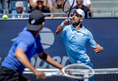 Djokovic volea durante el partido contra Svajda.