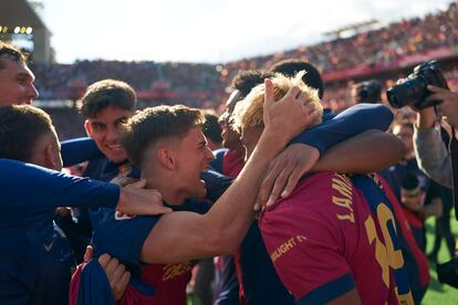 Los jugadores del Barcelona celebran el gol de Fermín, en el clásico de Liga ante el Real Madrid.