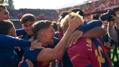 Los jugadores del Barcelona celebran el gol de Fermín, en el clásico de Liga ante el Real Madrid.