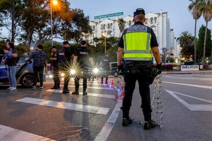 Agentes del grupo de la Unidad de Prevención y Reacción (UPR) de la Policía Nacional, durante una intervención la semana pasada en Marbella.