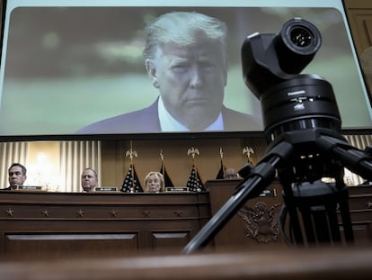 Imagen de Trump en una pantalla durante la presentación, el jueves en Washington, de las conclusiones de la comisión que investiga el asalto al Capitolio el 6 de enero de 2021.