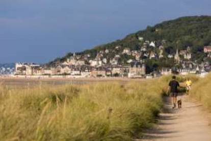 Un paseo junto a la costa en Carbourg.