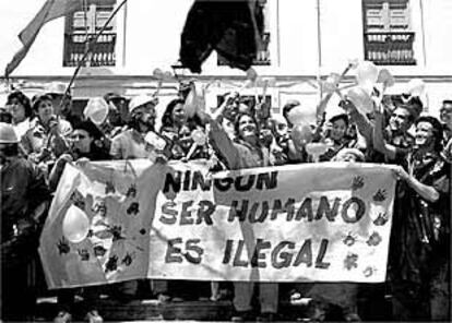 En la imagen, momento de la protesta de la APDH contra la expulsión de 38 nigerianos.