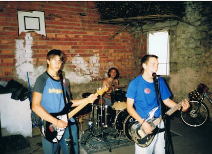 ETS en uno de sus primeros ensayos, en 2005, en su local de Yécora, donde todavía ensayan. Desde la izquierda, Iñigo Etxezarreta (guitarra), Floren Nuela (batería, que dejó el grupo) y Rubén Campinún (bajo).
