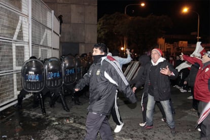 La policía custodia la entrada del estadio Monumental.