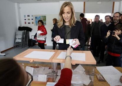 Tania S&aacute;nchez votando en las primarias. 