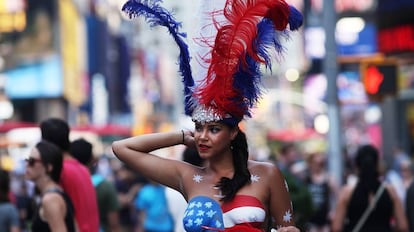 Um modelo semidesnuda passeia por Times Square, em Nova York.