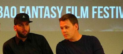 Gabriel Carrer, a la izquierda, junto al guionista de In the house of flies, Angus McLellan.