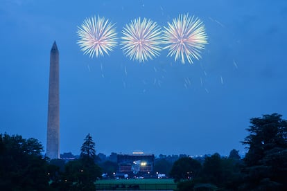 Fuegos artificiales estallaron sobre la Elipse durante un evento en honor al aniversario del ejército.