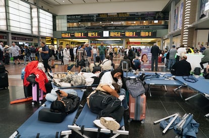 Las colchonetas se apilaban aún en la estación de trenes de Málaga el martes 30 de abril, día después del apagón generalizado.