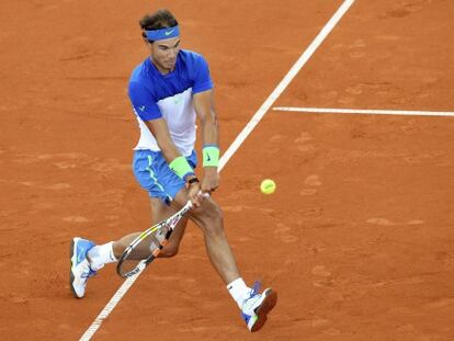 Nadal golpea la pelota ante Vesely.