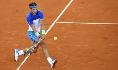 Nadal golpea la pelota ante Vesely.